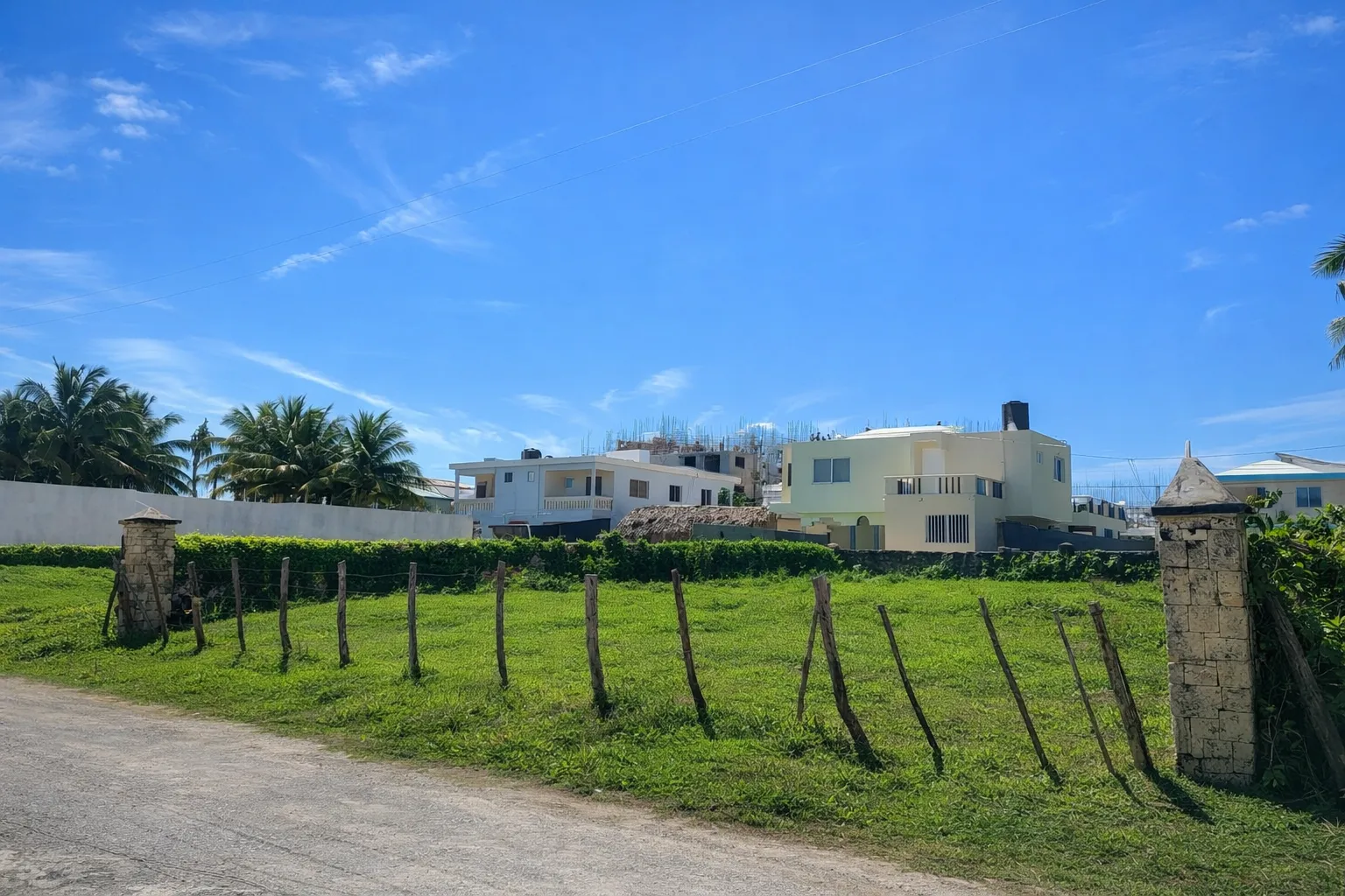 Solar exclusivo en Cabrera cerca del mar y del malecón, con elegante verja de piedra coralina