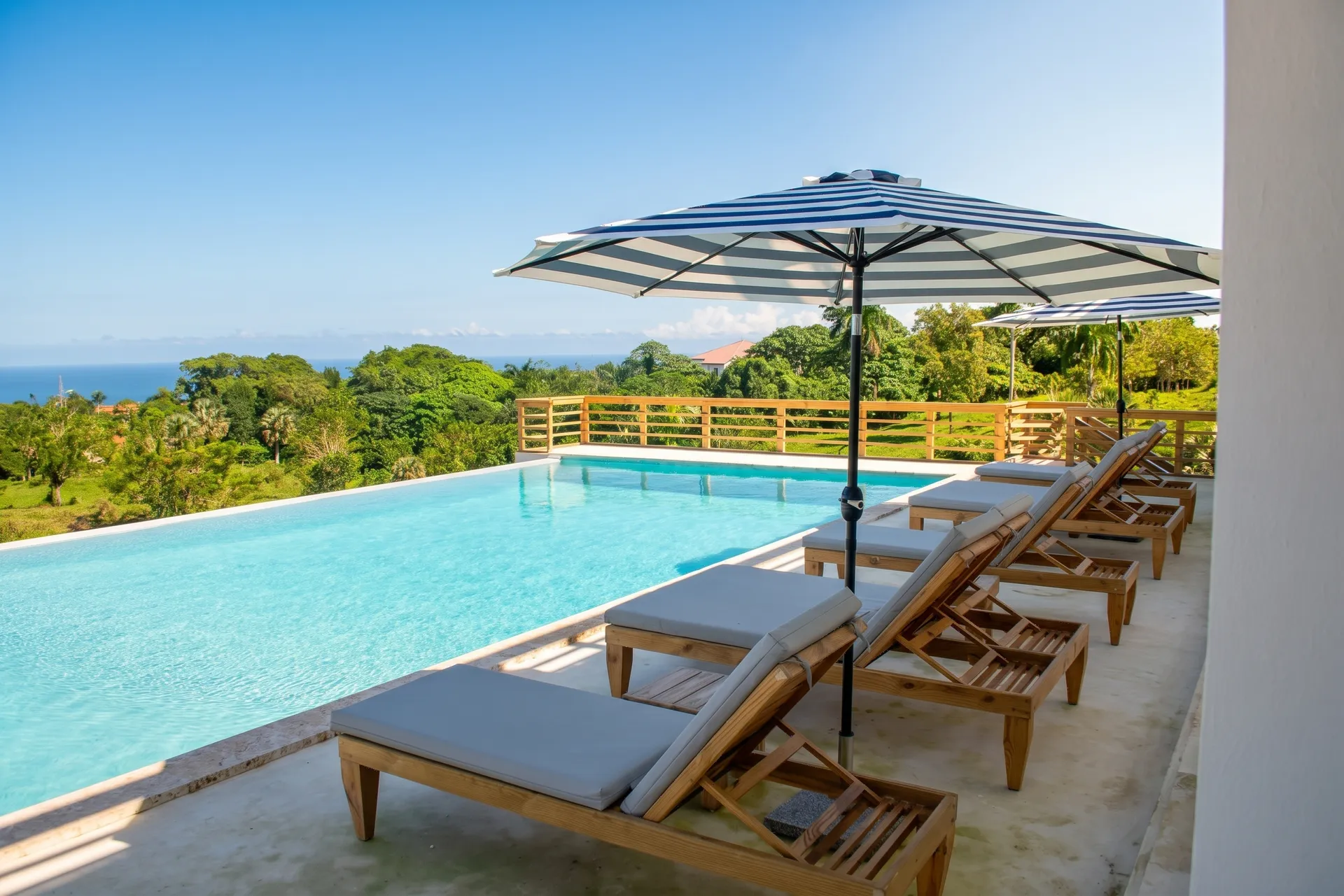 Villa Las Hermanas: lujo, vistas al mar e inversión en Cabrera