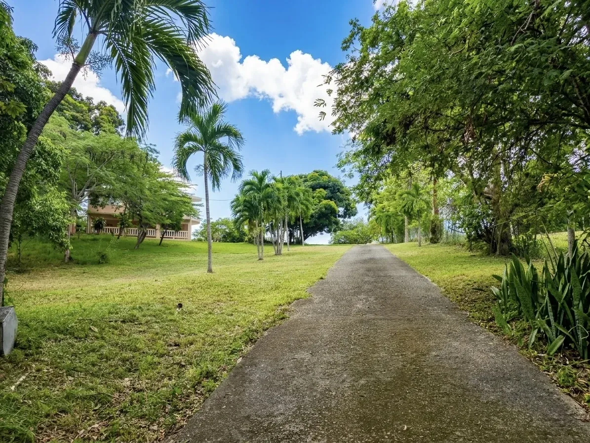 Casa en venta en Cabo Rojo, Puerto Rico, con vistas panorámicas, amplio terreno y excelente distribución miniatura 2
