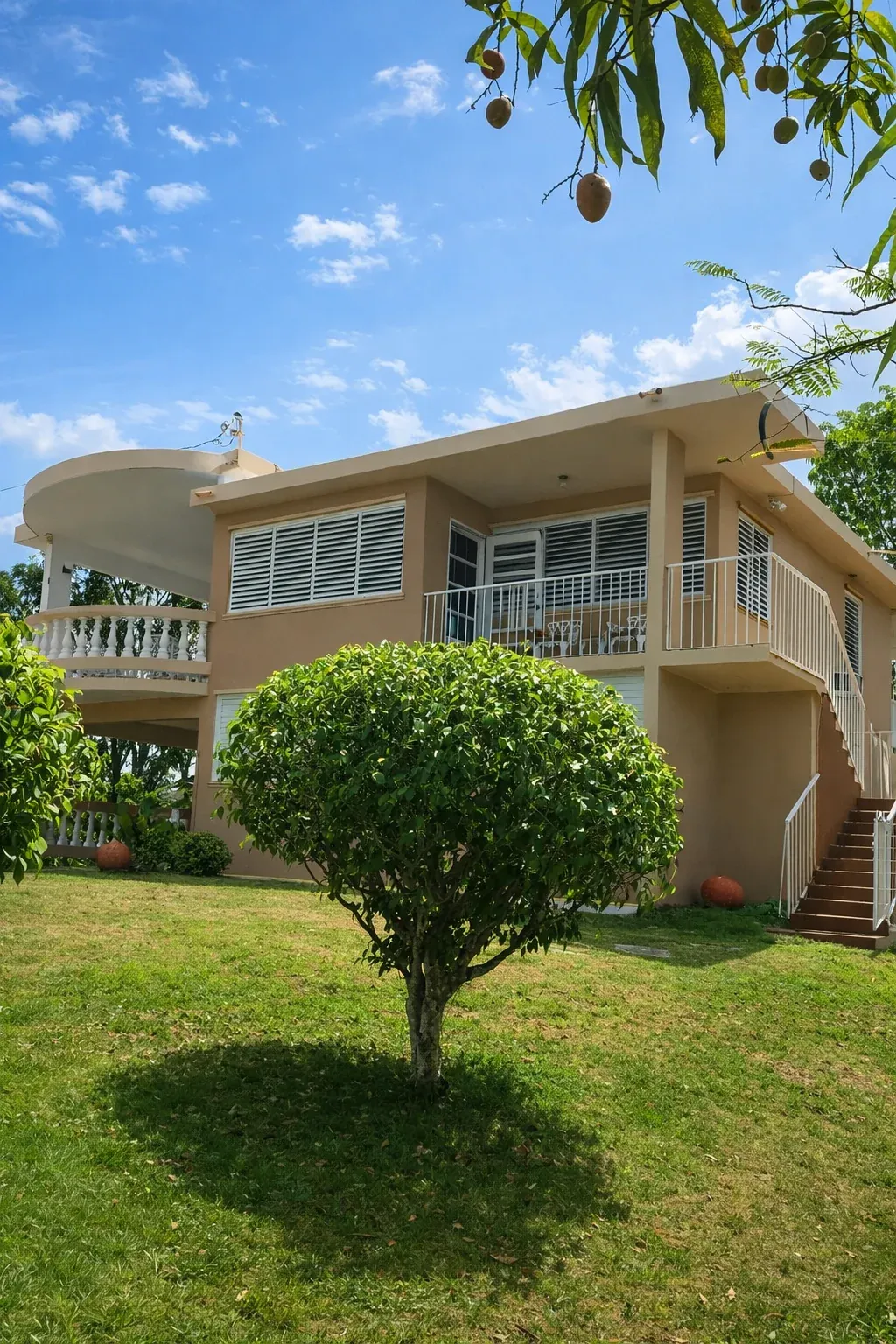 Casa en venta en Cabo Rojo, Puerto Rico, con vistas panorámicas, amplio terreno y excelente distribución miniatura 3