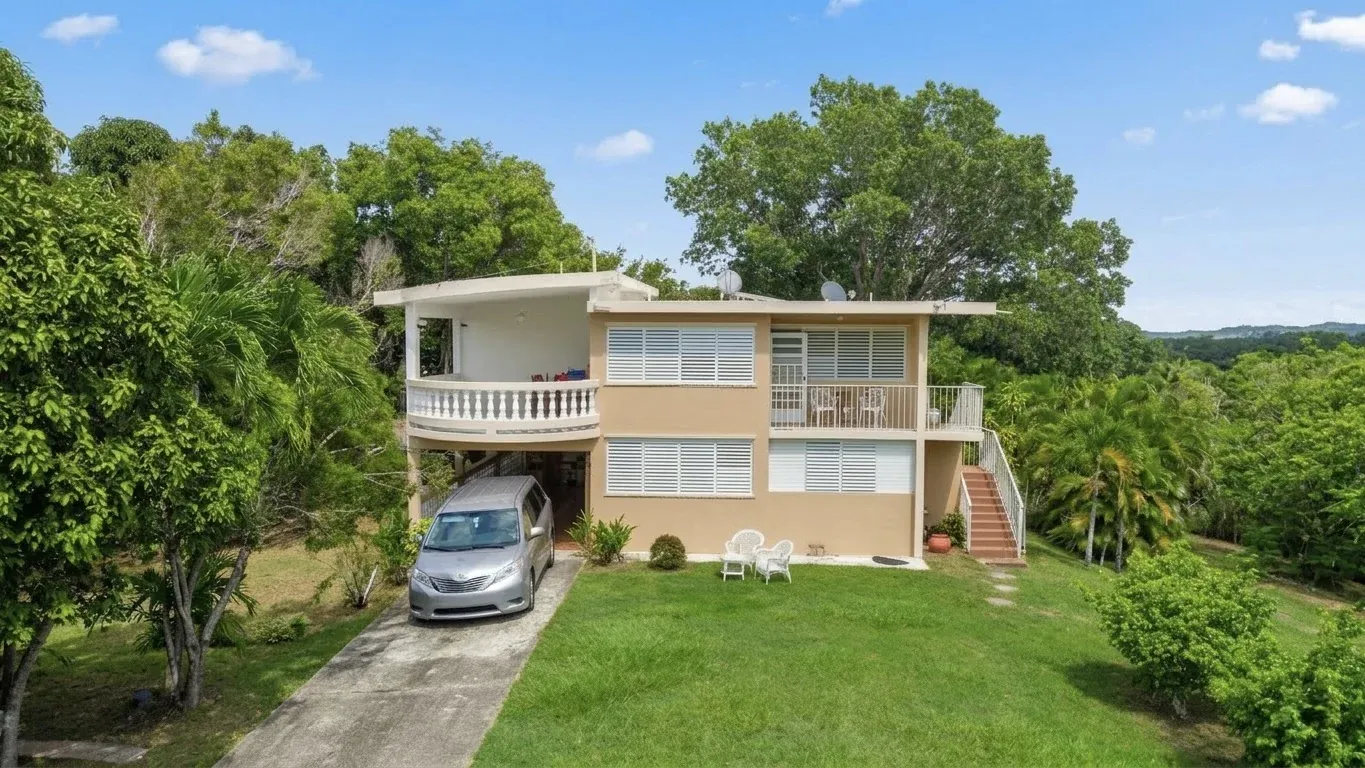 Casa en venta en Cabo Rojo, Puerto Rico, con vistas panorámicas, amplio terreno y excelente distribución